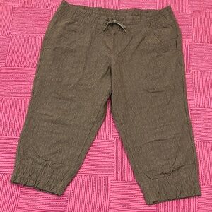MEC Women's army green quick dry tech fabric capris